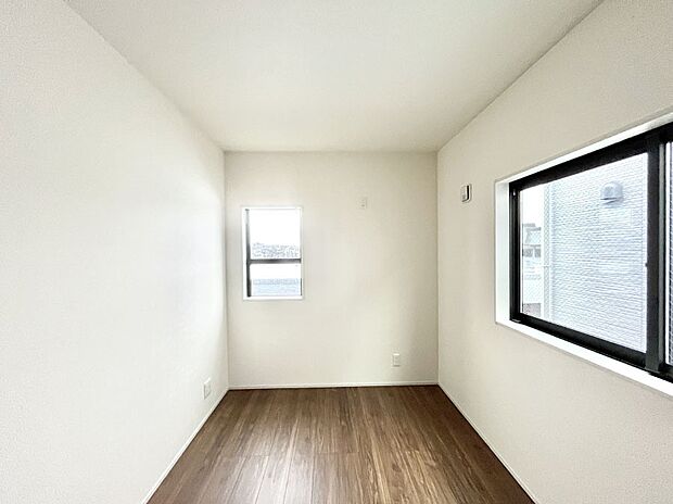 ２面採光で気持ちよく自然光が取り入れられるのでお子様のお部屋にもピッタリ