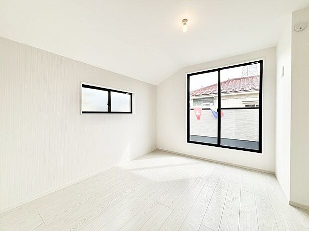 バルコニーが開放感をプラスしてくれる洋室