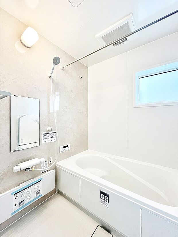 一日の疲れを癒してくれる明るい清潔感のあるバスルーム