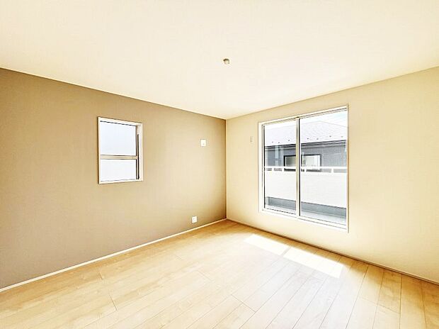 バルコニーが開放感をプラスしてくれる洋室