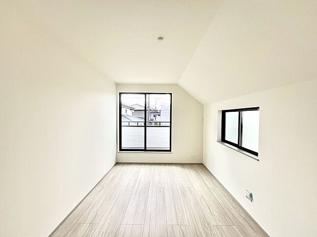 バルコニーが開放感をプラスしてくれる洋室