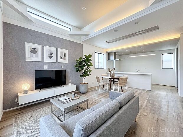 プライバシーも守れる2階リビングは明るく開放感たっぷり。　※家具はCGです