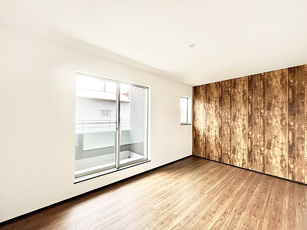 バルコニーが開放感をプラスしてくれる洋室