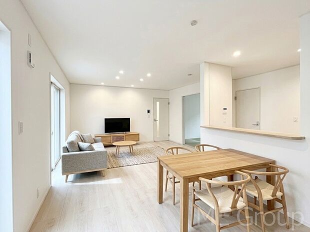 ご家族の賑やかな話し声で包まれる明るいリビング  ※家具はCGです