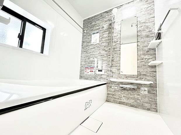 落ち着いた色合いの壁面、ゆっくりゆったり寛げるバスルーム。