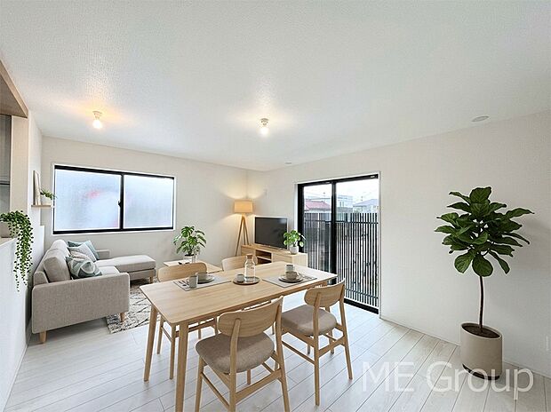 ご家族の賑やかな話し声で包まれる明るいリビング  ※家具はCGです