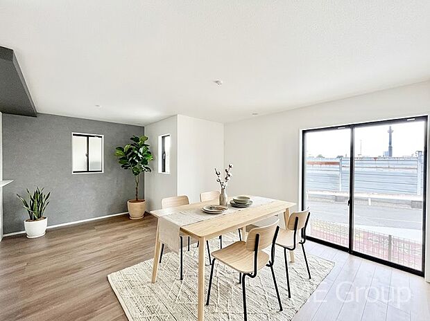 ご家族の賑やかな話し声で包まれる明るいリビング  ※家具はCGです