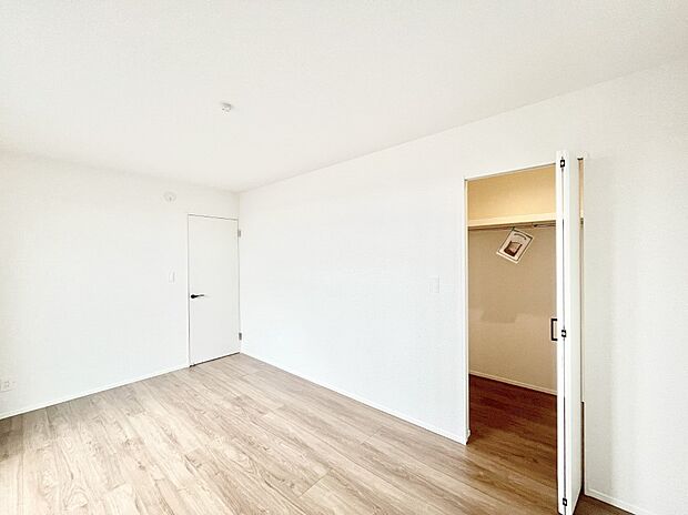 ウォークインクローゼットがあるお部屋！季節ごとの入れ替えも不要で便利です。