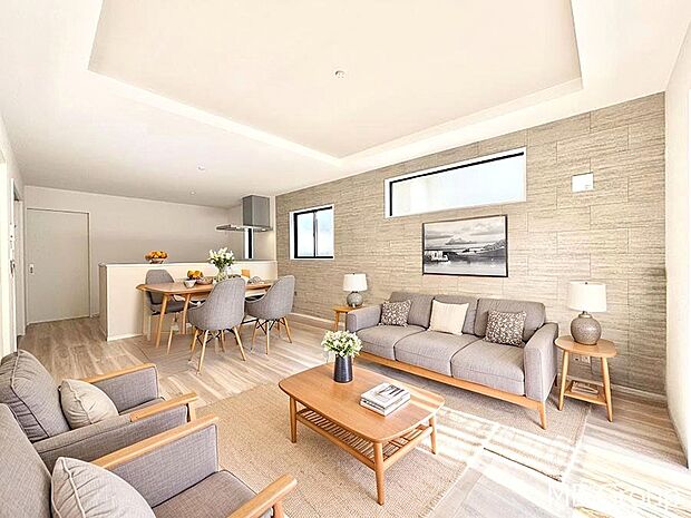 ご家族の賑やかな話し声で包まれる明るいリビング  ※家具はCGです