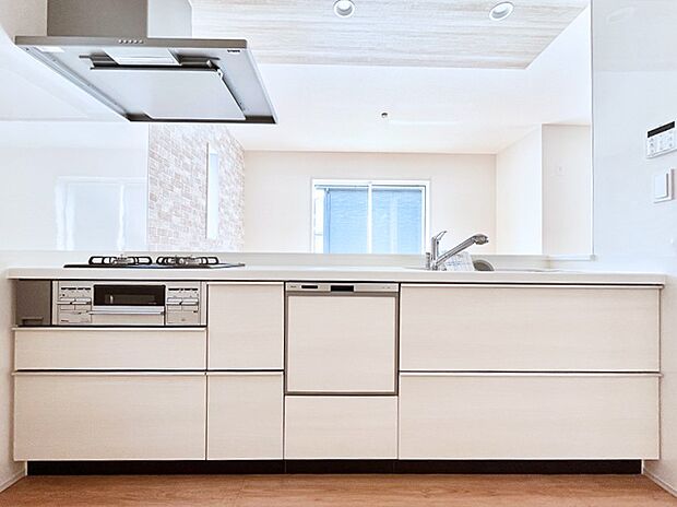 リビングで遊ぶお子様を見守りながらお料理ができる対面キッチン