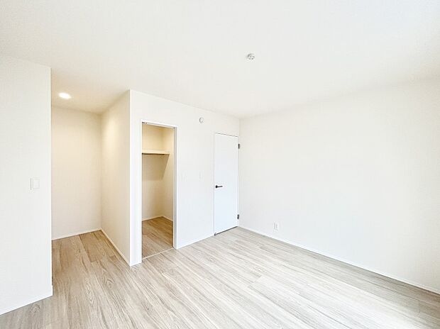 フリースペース、ウォークインクローゼットがあるお部屋！季節ごとの入れ替えも不要で便利です。