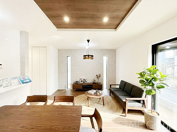 家族の和やかな会話が聞こえてきそう。開放感のあるリビングです。※家具はCGです