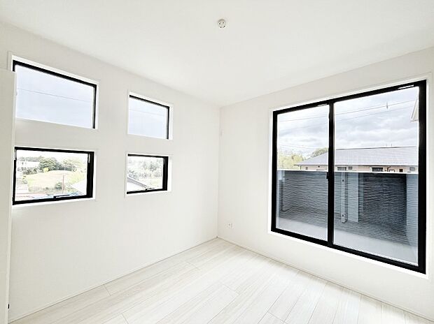 明るいバルコニーサイドに洋室を設置。目覚めの良い寝室に。 　