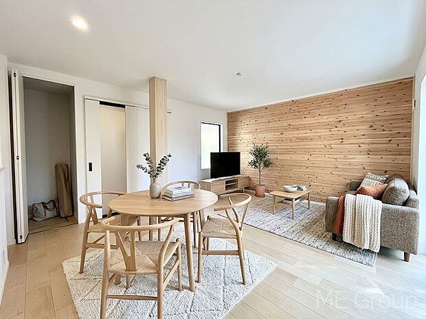 ご家族の賑やかな話し声で包まれる明るいリビング  ※家具はCGです