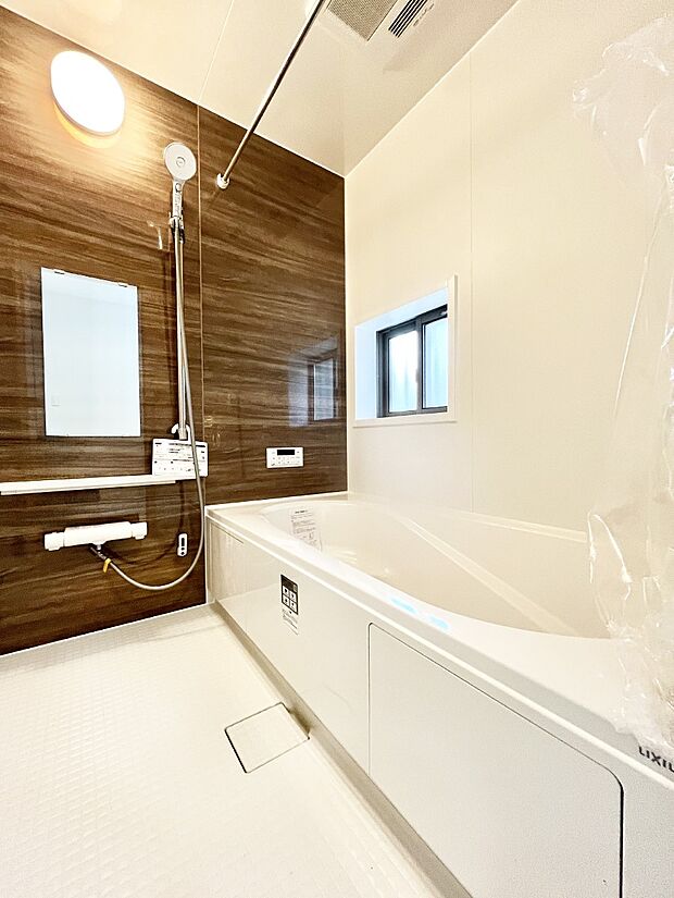 落ち着いた雰囲気でゆっくりお寛ぎいただけるバスルーム