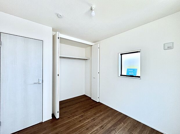 バルコニーが開放感をプラスしてくれる洋室