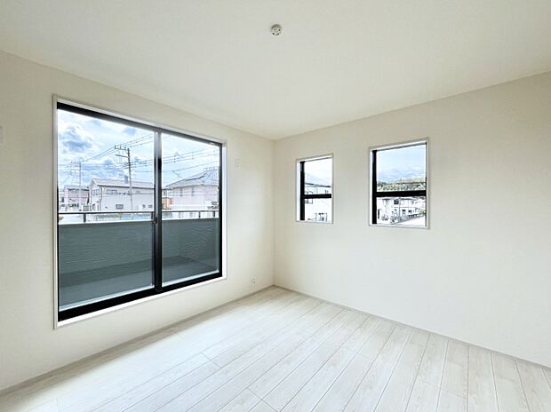 明るいバルコニーサイドに洋室を設置。目覚めの良い寝室に。