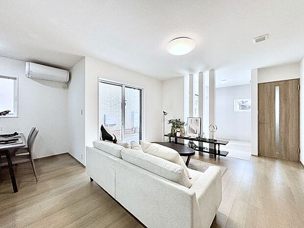 日当たりのいいリビングでゆったりとしたティータイムを! お気に入りのグリーンを飾れば更に心地よさがアップ!