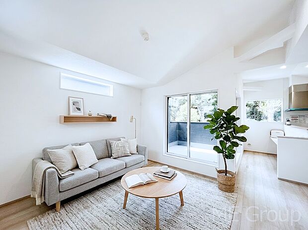 家族の和やかな会話が聞こえてきそう。開放感のあるリビングです。※家具はCGです