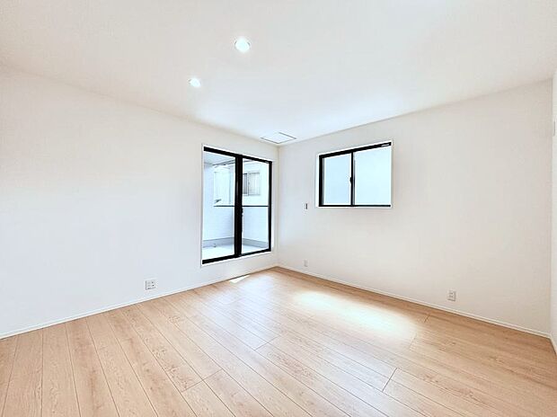 バルコニーが開放感をプラスしてくれる洋室