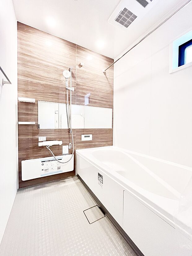 一日の疲れを癒してくれる明るい清潔感のあるバスルーム