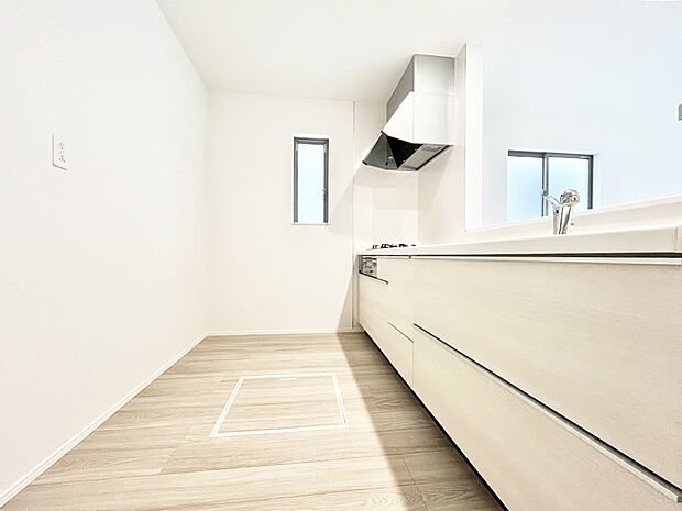 爽やかな風が通り抜けるキッチン。窓があるので明るく換気にも役立ちます。