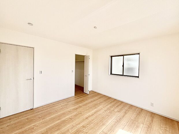 ウォークインクローゼットがあるお部屋！季節ごとの入れ替えも不要で便利です。