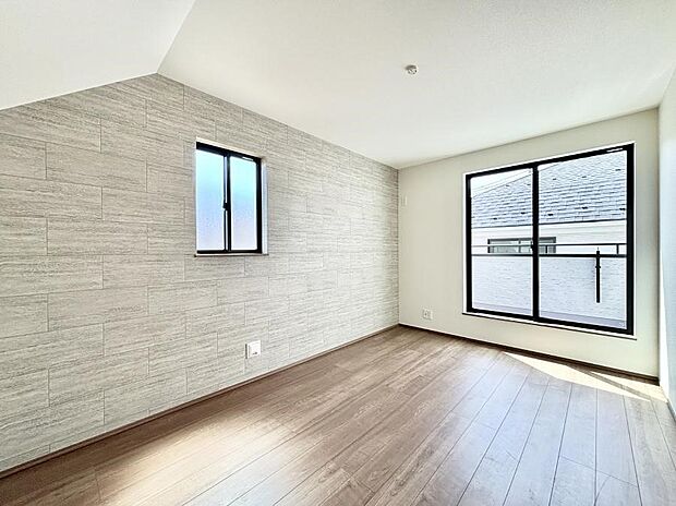 バルコニーが開放感をプラスしてくれる洋室