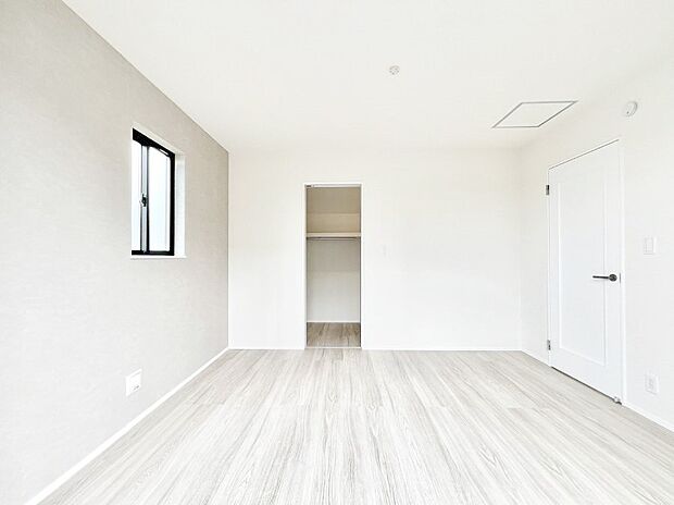 ウォークインクローゼットがあるお部屋！季節ごとの入れ替えも不要で便利です。 