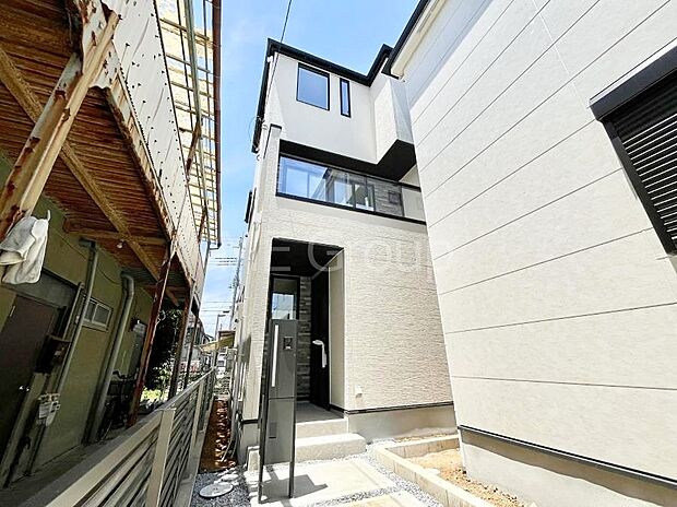 シンプルで落ち着きのある建物は住むかたの個性でオリジナルなものになっていきます。 