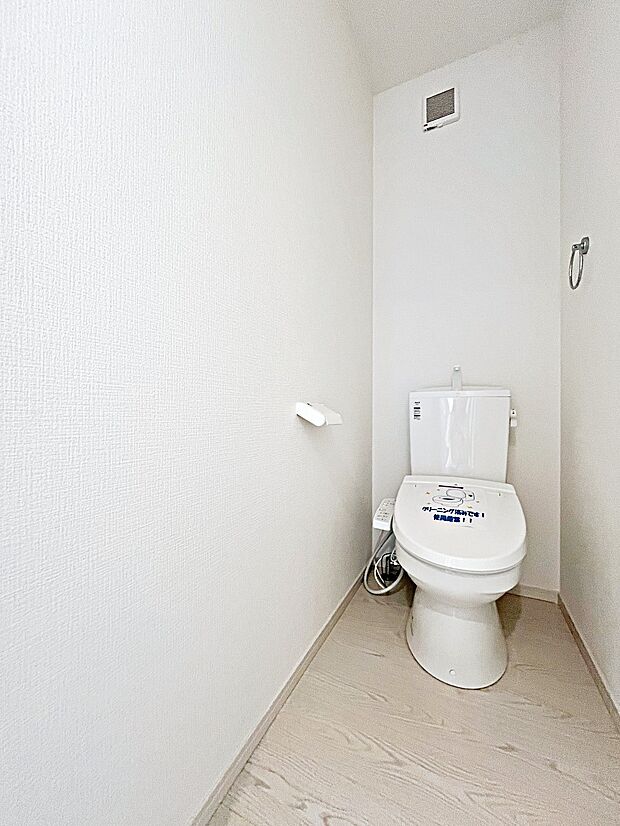 【トイレ】スッキリとしたデザインのトイレ。設備も整っています。