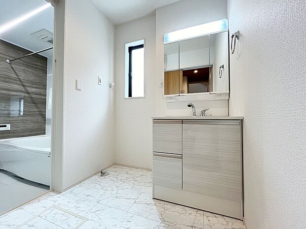 【洗面台・洗面所】白を基調とした清潔感のある洗面所。シンプルでスタイリッシュなデザインです。