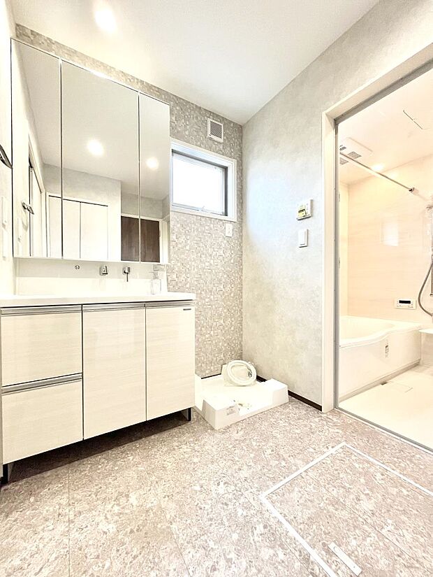 【脱衣場】清潔感のある快適空間です。毎日の身支度も気持ち良くお使い頂けます。 