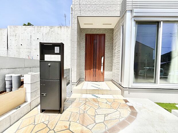 【玄関】シンプルで落ち着いた雰囲気の玄関でご家族やお客様をお出迎え！   