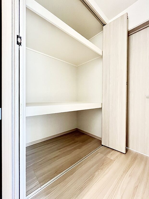 【廊下収納】廊下収納。日用品のストックや掃除用品、防災用品などの収納スペースに！