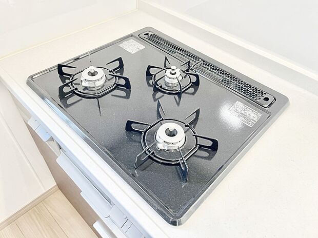 【Ｓｉセンサーコンロ】ガスコンロはＳｉセンサー搭載。火力調節や焦げ付き・消し忘れも防いでくれます。