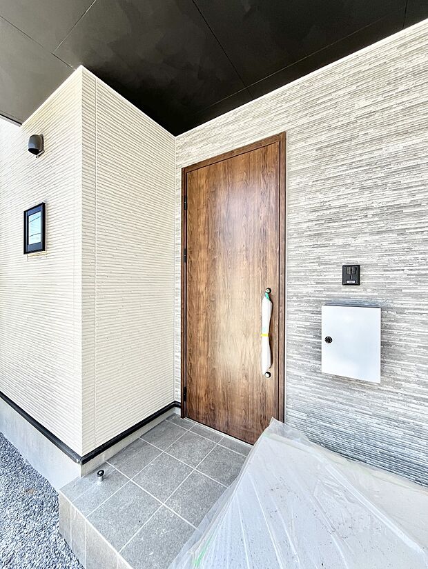 【玄関】住まいの顔を演出する、玄関ドア。   