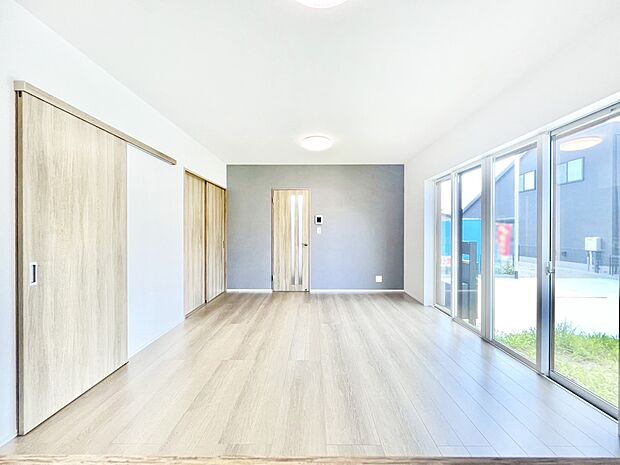 【リビングダイニング】家族団らんの時間も増えそうなくつろぎのリビングダイニング。   