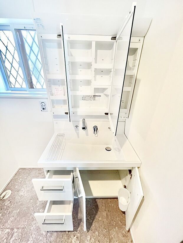 【三面鏡裏収納】三面鏡の裏に、化粧品や衛生用品などを収納可能。洗面台をすっきりと保ちます！