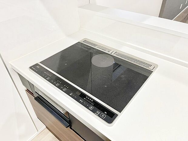 【IHクッキングヒーター】IHクッキングヒーターは天板の調理面がフラットなので調理後はサッと一拭きするだけ!