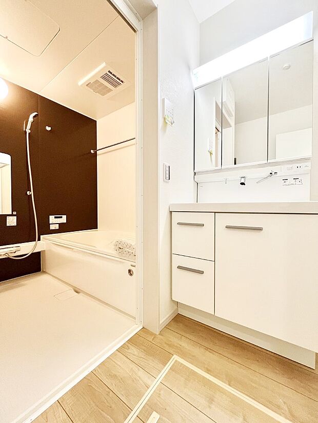 【脱衣場】清潔感ある洗面化粧室で朝の身支度も快適  