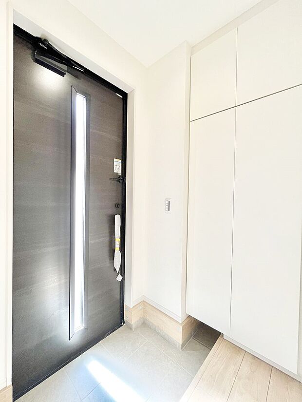 【玄関】ガラススリットの入った玄関ドアが室内に光を届けてくれます