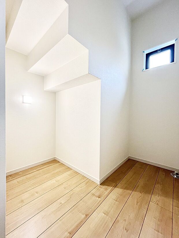 【収納】小窓付きの明るいリネンスペース