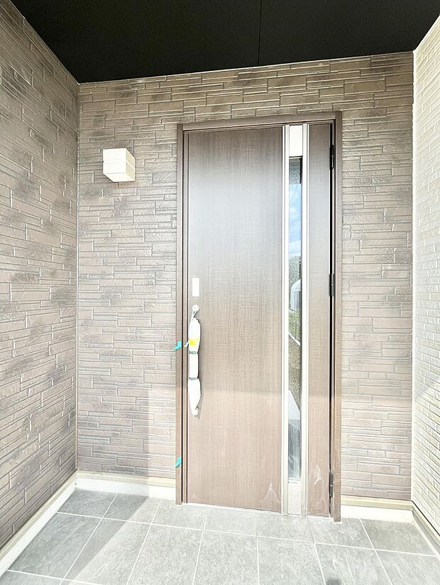 【玄関】住まいの顔を演出する、玄関ドア。 