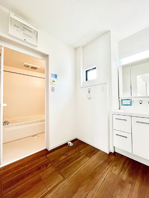 【脱衣場】清潔感ある洗面化粧室で朝の身支度も快適  