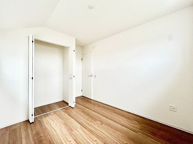 【寝室】収納が充実しているので居住スペースを広々使えます  