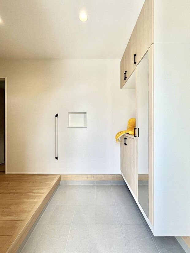 【玄関】明るい玄関はお客様をお出迎えするのにぴったりです！