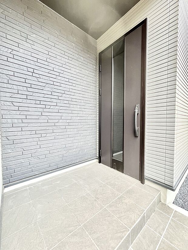 【玄関】住まいの顔を演出する、玄関ドア。   