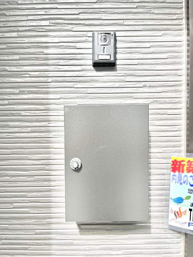 【その他現地】シンプルデザインのポスト。