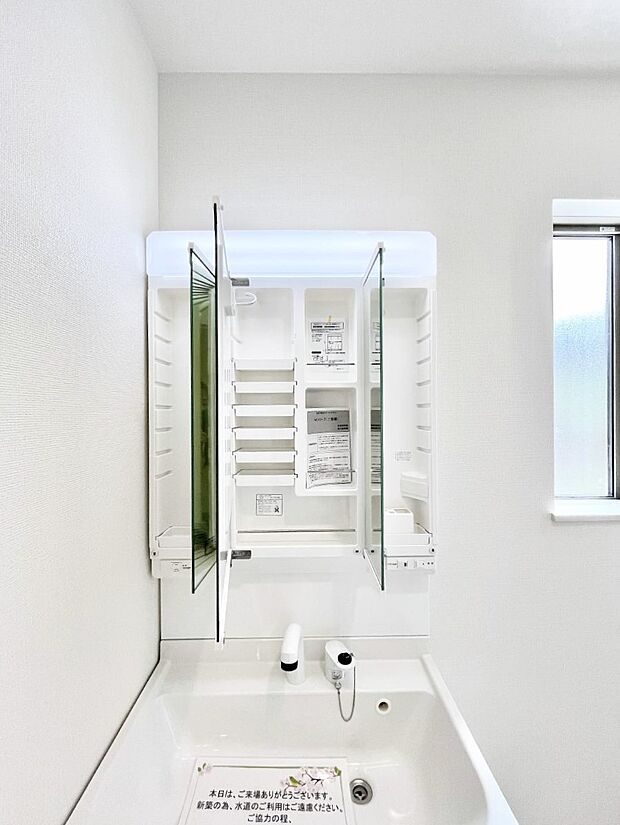 【三面鏡裏収納】三面鏡の裏に、化粧品や衛生用品などを収納可能。洗面台をすっきりと保ちます!